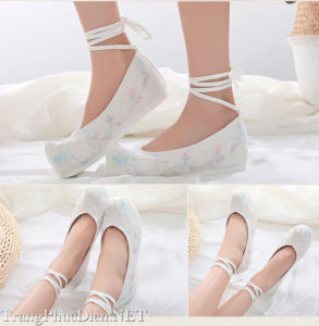 Giày múa chụp hình cổ trang