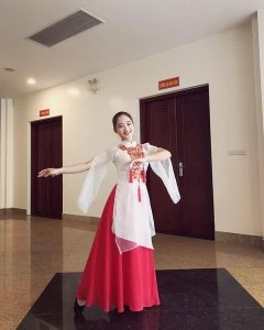 Trang phục múa dân gian đương đại trắng đỏ