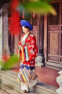 Người mặc Áo Nhật Bình đỏ và khăn vấn xanh, cho thuê tại Hà Nội