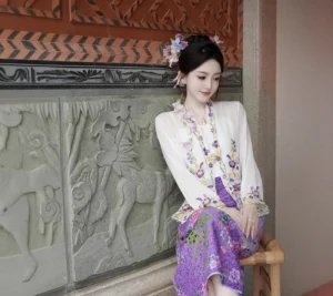 Trang phục Malaysia nữ áo trắng váy tím, ảnh mẫu, cho thuê tại Hà Nội