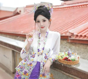 Trang phục Malaysia nữ áo trắng váy tím (ảnh 2), ảnh mẫu, cho thuê tại Hà Nội